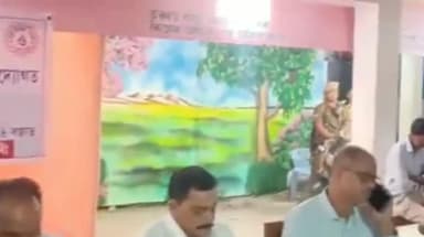 নলবাৰী: চহৰস্থিত নলবাৰী হৰমন্দিৰত ৰাস মহোৎসৱক লৈ সাধাৰণ সভা উপস্থিত জিলা আয়ুক্ত নিবেদন দাস পাটোৱাৰী