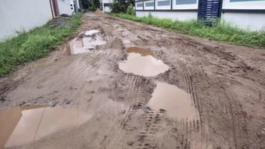 மேட்டூர்: மேட்டூர் பகுதியில் சேரும் சதவீதமாக இருந்த சாலையை பொதுமக்களே திரண்டு சாலையை சரி செய்த சம்பவம் பரபரப்பை ஏற்படுத்தி உள்ளது