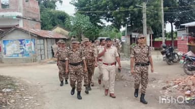 घैलाढ़: परमानपुर थाना क्षेत्र में बिहार पुलिस और सीआरपीएफ जवानों ने चुनाव के मद्देनज़र निकाला फ्लैग मार्च