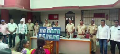 खटाव: वडूज पोलिसांनी हरवलेले चार लाख 32 हजार रुपयांची 24 मोबाईल केले असतात