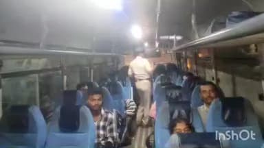 गोपालगंज: विधानसभा चुनाव को लेकर बंजारी मोड़ के समीप पुलिस ने यूपी सहित अन्य राज्यों से आने वाली बसों व कारों की ली तलाशी