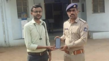 નખત્રાણા: CEIR પોર્ટલના માધ્યમથી મોબાઈલ શોધી અરજદારને પરત કરી “તેરા તુજકો અર્પણ” સૂત્રને સાર્થક કરતી નખત્રાણા પોલીસ.”