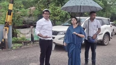 কালীগঞ্জ: শিয়ালদা লালগোলা শাখায় একাধিক রেলগেটে সাবওয়ে নির্মাণের জন্য এলাকা পরিদর্শন করলেন রেলের আধিকারিকরা, উপস্থিত MLA