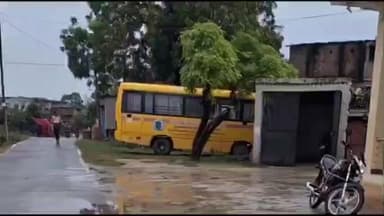 लौरिया: लौरिया में लगातार बारिश से किसानों की उड़ी नींद, खेतों में खड़ी धान की फसल पर संकट