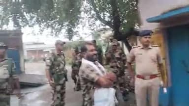 काराकाट: काराकाट में विधानसभा चुनाव को लेकर थाना प्रभारी ने बूथों का किया निरीक्षण, दिए कई दिशा-निर्देश