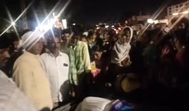 కోస్గి: కొడంగల్ రోడ్డుపై బఠాయించి ధర్నా, నవవధువు మృతదేహంతో రోడ్డుపై రాస్తారోకో, నిందితులను కఠినంగా శిక్షించాలి