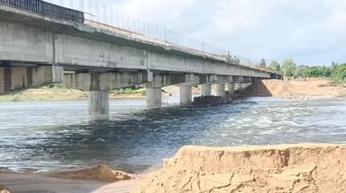 திருக்கழுக்குன்றம்: நெரும்பூரில் தற்காலிக தரை பாலம் சேதமடைந்ததால் 5 கிராம மக்களுக்கு போக்குவரத்து முடக்கம்