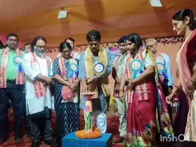 উদয়নারায়ণপুর: পেঁড়ো সংগঠনী সংঘের পক্ষ থেকে জগদ্ধাত্রী পুজো উপলক্ষে অনুষ্ঠিত হলো গুণীজন সংবর্ধনা অনুষ্ঠান উপস্থিত বিধায়ক