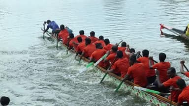 চাপড়া: চাপড়ার শিকড়া রানাবন্ধ আমরা ক'জনের পরিচালনায় নৌকা বাইচ প্রতিযোগীতার পুরস্কার বিতরণী অনুষ্ঠানে বিধায়ক রুকবানুর রহমান