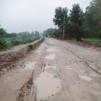 Tarari se Saidanpur English pul road ka vikash teji se ho raha hai chunav ke samay