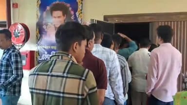 সোণাৰি: হাৰ্টথ্ৰৱ জুবিন গাৰ্গলৈ ৰাজহুৱা শ্ৰদ্বাঞ্জলী জনাই সোণাৰি ছবিগৃহত শ শ ৰাইজে দৰ্শন কৰিবলৈ আহিলে ৰৈ ৰৈ বিনালে বোলছবি