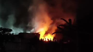 ধর্মনগর: আগুনে পুড়ে ছাই হয়ে গেল একটি গাড়ী ও একটি বিস্কুটের গোডাউন,ঘটনা পদ্মপুর মধু বাড়ী লিংক রোড এলাকায়