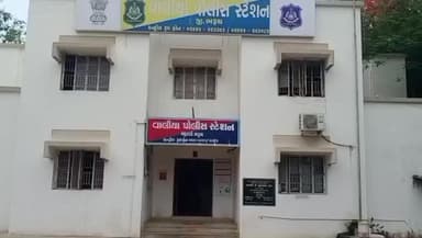 વાલિયા: વાલિયા બસ સ્ટેન્ડ પાસે અંકલેશ્વરના કોન્ટ્રાકટરની નજર ચૂકવી કારમાં રહેલ રોકડા 2.95 લાખ અને મોબાઈલ ફોન ઉઠાવી બે ગઠિયા ફરાર