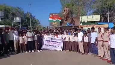 గాంధారి: గాంధారిలో 2కే రన్ మరియు రన్ ఫర్ యూనిటీ కార్యక్రమం నిర్వహించిన ఎస్సై ఆంజనేయులు