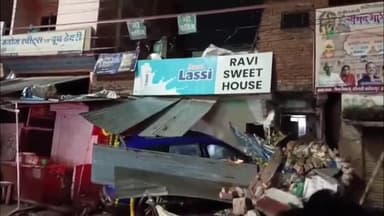 प्रतापगढ़: भगवा चूंगी के पास तेज रफ्तार कार मिठाई की दुकान में घुसी, दुकानदार दंपती हुए घायल