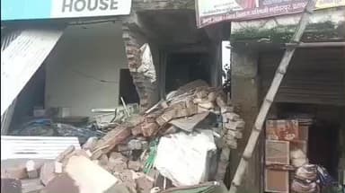 प्रतापगढ़: भंगवा चुंगी चौराहे पर तेज रफ्तार अनियंत्रित कार मिठाई की दुकान में घुसी, दो लोग घायल, पुलिस से की गई शिकायत