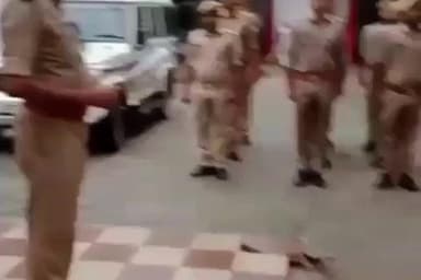 आलापुर: रन फॉर यूनिटी के बाद जैतपुर थानाध्यक्ष ने पुलिस कर्मियों और नागरिकों को दिलाई राष्ट्रीय एकता की शपथ