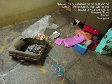 శివంపేట్: పిల్లుట్ల గ్రామంలో కమాన్ పోయి పగలకొట్టి మూడున్నరల బంగారం 60,000 నగదుచోరీ
శివంపేట పోలీసులు కేసు నమోదు దర్యాప్తు