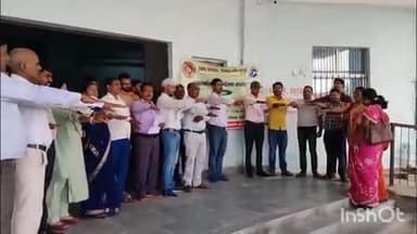 सोनभद्र बंशी सुर्यपुर: बंसी प्रखंड कार्यालय में सतर्कता अभिचेतना सप्ताह के तहत सरकारी कर्मियों ने ईमानदारी की शपथ ली