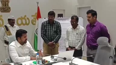 కోనసీమలో జరుగుతున్న వాటర్ గ్రిడ్, జాతీయ రహదారి అభివృద్ధి పనులపై అమలాపురం కలెక్టరేట్లో చర్చించిన కలెక్టర్ మహేష్ కుమార్