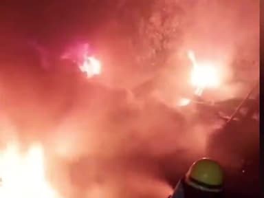 अमौर: अमौर में ट्रक का टायर फटने से लगी आग, प्लाई जलकर खाक