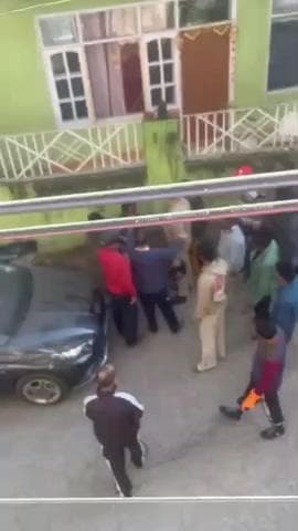 सोलन: सोलन शहर के सुंगधा अपार्टमेंट में युवक के साथ मारपीट करते दिखे कुछ युवक, हाथ में दराट और तलवार लिए युवकों का वीडियो वायरल