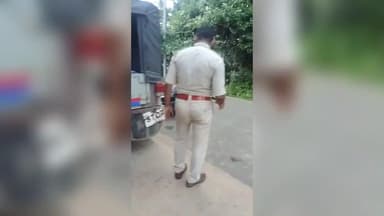 খোয়াই: খোয়াই পহড়মুরা এলাকায় ভেহিকেল চেকিংয়ের সময় পুলিশ কর্মীর হাতে বাড়ি দিয়ে পালিয়ে গেল দুই যুবক