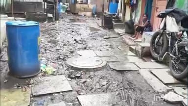 કતારગામ: સુરતના માન દરવાજા ખાતે આવેલ ખ્વાજા નગરમાં ગંદકીના સામ્રાજ્યથી સ્થાનિકો પરેશાન મહિલાઓએ વિરોધ નોંધાવ્યો.