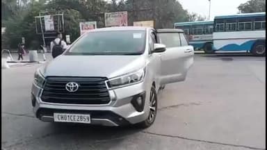 थानेसर: हरियाणा के पूर्व राज्यमंत्री सुभाष सुधा ने कुरुक्षेत्र से श्री खाटू श्याम धाम के लिए बस को झंडी दिखाकर रवाना किया