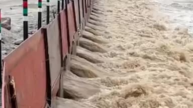 দার্জিলিং-পালবাজার: মান্থার জেড়ে উত্তরবঙ্গে লাল সতর্কতা! দুধিয়ার হিউম পাইপ দিয়ে তৈরি সেতু দিয়ে যান চলাচল অব্যাহত