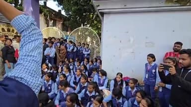 ରାୟଗଡା: ରାୟଗଡ଼ାରେ ଗୁରୁ ଶିଷ୍ୟ ସମ୍ପର୍କରେ ଦାଗ,ପ୍ରତିବାଦରେ ଉତ୍କଳ ଗୌରବ ମଧୁସୂଦନ ବୈଷୟିକ ଶିକ୍ଷା ଅନୁଷ୍ଠାନ ଆଗରେ ଧାରଣାରେବସିଲେ ଛାତ୍ର ଛାତ୍ରୀ