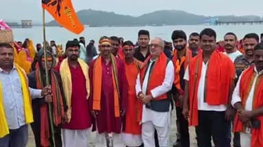 चौपारण: उरवां में एकादशी उद्यापन की कलश यात्रा, विधायक मनोज यादव भी हुए शामिल