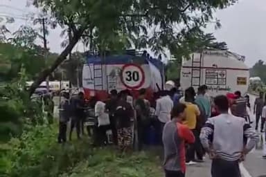 বঙাইগাঁও ভাগ: চাপৰাকাটাত তেল কঢ়িওৱা বাহন লিকেজ, ড্ৰামত তেল ভৰোৱাৰ বাবে শতাধিক ৰাইজৰ হেতা ওপৰা,আৰক্ষী উপস্থিত হৈ কৰে নিয়ন্ত্ৰণ