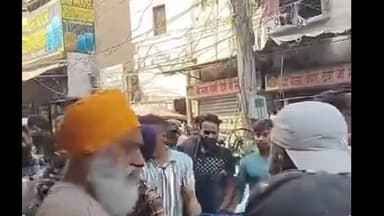 ਨਕੋਦਰ: ਨਕੋਦਰ ਵਿਖੇ ਲੁੱਟ ਦੇ ਮਾਮਲੇ ਵਿੱਚ ਇੱਕ ਨੌਜਵਾਨ ਦੇ ਇਲਾਕਾ ਨਿਵਾਸੀਆਂ ਨੇ ਕੀਤੀ ਛਿੱਤਰ ਪਰੇਡ ਕਿਤਾ ਪੁਲਿਸ ਹਵਾਲੇ