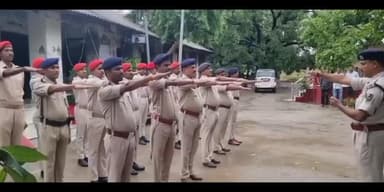 अरेराज: गोविंदगंज इंस्पेक्टर के नेतृत्व में थाना के सभी पदाधिकारी एवं कर्मियों ने रन फॉर यूनिटी का दौड़ लगाया, ली शपथ