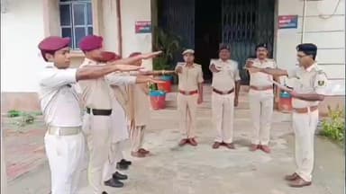 सुगौली: सुगौली रेल पुलिस थानाध्यक्ष ने बल्लभ भाई पटेल के 150वीं राष्ट्रीय एकता दिवस पर जवानों को दिलाई एकता की शपथ