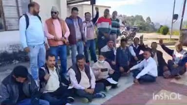 द्वाराहाट: द्वाराहाट में सड़क सुधारीकरण की मांग को लेकर ग्रामीणों ने दिया धरना, एनपीसीसी पर अधूरा छोड़ने का आरोप लगाया