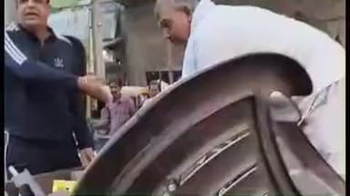 रोहतक: रोहतक नगर निगम का दुर्गा भवन के पास अतिक्रमण हटाओ अभियान, समान जब्त, दुकानदारों से तीखी बहस