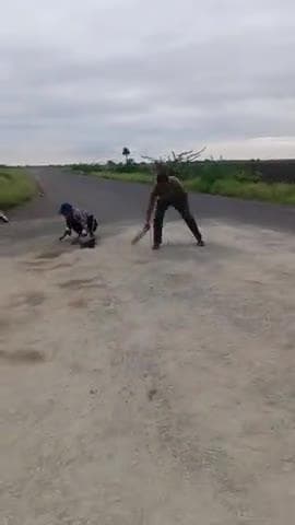 मेन रोड फिर की बावड़ी पे रेत गिट्टी गिरती हुई जिसकी सफाई करते हुए रायथल के युवक/ देवकरण मीणा विनोद सुरेंद्र कुलदीप