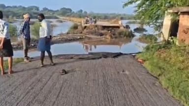వినుకొండ సమీపంలో భారీ వరదలతో కూలిపోయిన గుండ్లకమ్మ బ్రిడ్జి