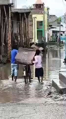 ताजपुर: लगातार बारिश से फल मंडी से NH-28 तक जाने वाली सड़कों पर हुआ जलभराव