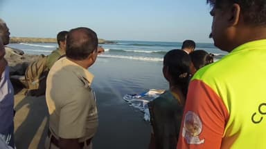 திருவொற்றியூர்: எண்ணூர் பெரியகுப்பம் பகுதியில் கடலில் குளிக்க வந்த கும்மிடிப்பூண்டியை சேர்ந்த 4 பெண்கள் கடல் அலையில் இழுத்து சொல்லப்பட்டு உயிரிழந்தனர் போலீஸ் விசாரணை