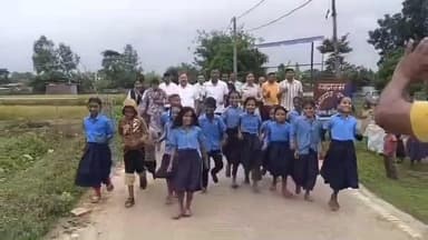 आज दिनांक 31.10.2025 को भारत के लौह पुरुष सरदार वल्लभभाई पटेल जी की 150वीं जयंती के अवसर पर हसनगंज थानाध्यक्ष के नेतृत्व में एकता दौड़ का आयोजन किया गया। इस कार्यक्रम में हसनगंज थानाध्यक्ष, पुलिस पदाधिकारी/कर्मी एवं स्कूली बच्चों के साथ उत्स