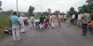 चिनिया: दो मोटरसाइकिलों की टक्कर में एक युवक की मौत, दो घायल, हेलमेट से बच सकती थी जान