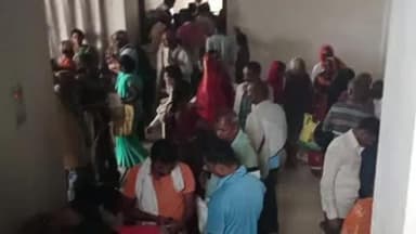 अस्थावां: अस्थावां के किसान भवन में किसानों को मटर और चना का बीज वितरित किया गया