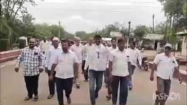 खानापूर विटा: ऊसाला प्रति टन 3751 रुपये अन्यथा धुराडे पेटू देणार नाही असा इशारा स्वाभिमानीचे जिल्हाध्यक्ष महेश खराडे यांनी दिला.