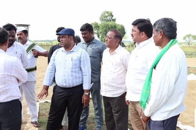 శివంపేట్: నాణ్యత ప్రమాణాలను పాటిస్తూ ధాన్యం కొనుగోలు చేయాలి
కలెక్టర్ రాహుల్ రాజ్