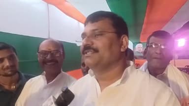 जंदाहा: महनार: एनडीए प्रत्याशी उमेश सिंह कुशवाहा ने जन्दाहा में किया जनसंपर्क, बोले- एनडीए की लहर है