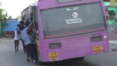 ஆரணி: ஆரணி டவுன் பகுதியில் இருந்து சென்ற டவுன் பேருந்தில் பேருந்தில் தொங்கிக்கொண்டு செல்லும் பள்ளி மாணவர்கள்