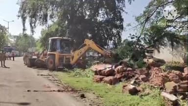 బెల్లంపల్లి: రోడ్డు వెడల్పులో భాగంగా బెల్లంపల్లి పట్టణంలో నిర్మాణాలను కూల్చివేసిన మున్సిపల్ అధికారులు